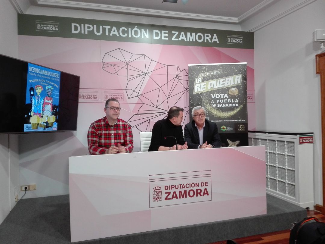 El diputado de Turismo, Jesús María Prada, el presidente de la Diputación, Francisco Requejo, y el alcalde de Puebla de Sanabria, José Fernández Blanco El diputado de Turismo, Jesús María Prada, el presidente de la Diputación, Francisco Requejo, y el alcalde de Puebla de Sanabria, José Fernández Blanco