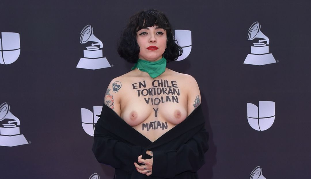 Mon Laforte posó así en la alfombra roja de los Grammy Latinos Mon Laforte posó así en la alfombra roja de los Grammy Latinos