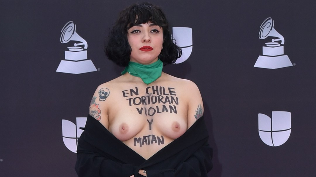 Mon Laferte: topless y reguetón para que el mundo mire a Chile
