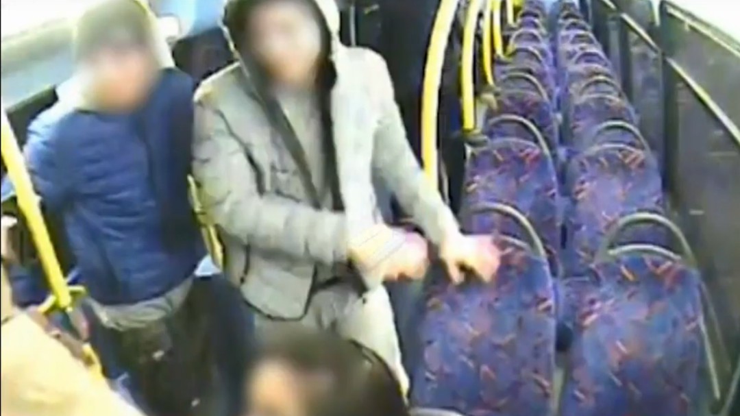 La policía publica las imágenes de la brutal agresión homófoba a dos mujeres en Londres