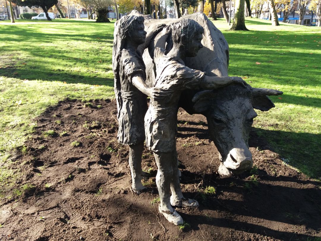 "Adiós Cordera", de Manolo Linares, en su nuevo emplazamiento del Campo de San Francisco "Adiós Cordera", de Manolo Linares, en su nuevo emplazamiento del Campo de San Francisco
