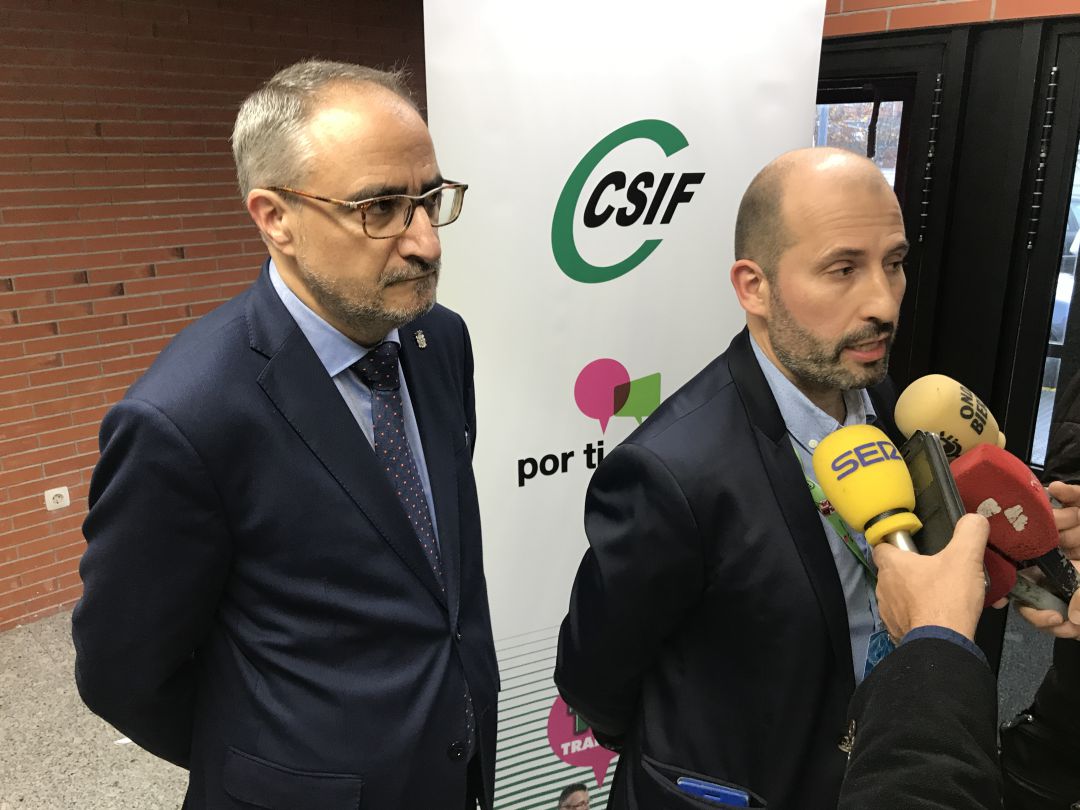 El responsable provincial de CSIF-Sanidad y el alcalde de Ponferrada a las puertas del Congreso El responsable provincial de CSIF-Sanidad y el alcalde de Ponferrada a las puertas del Congreso