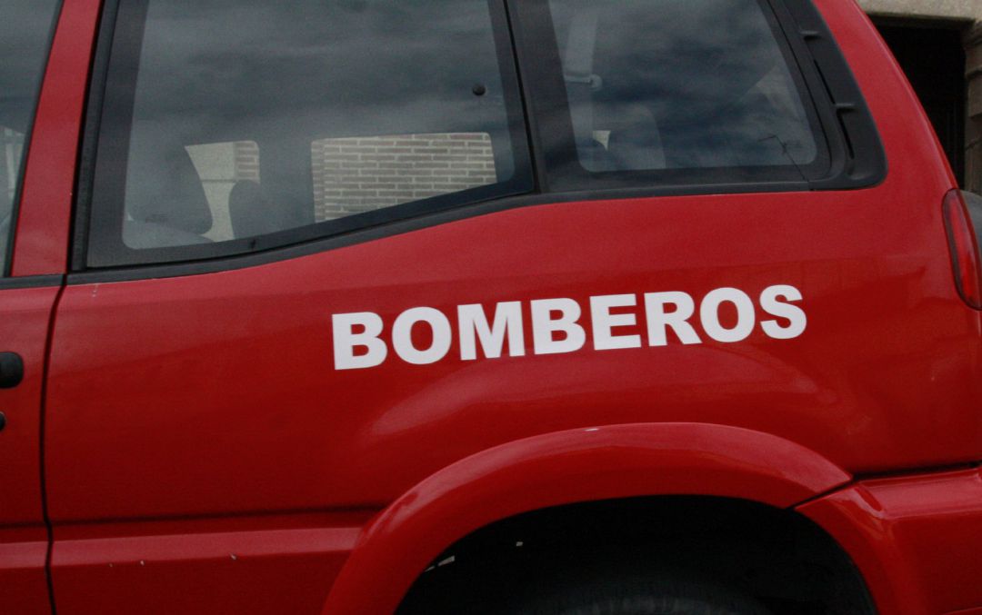 Un camión de bomberos en una actuación Un camión de bomberos en una actuación