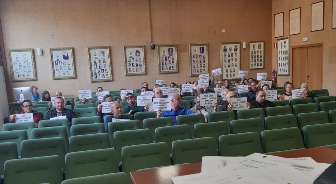Funcionarios de distintos departamentos del Ayuntamiento de Benicàssim, este viernes, durante el pleno Funcionarios de distintos departamentos del Ayuntamiento de Benicàssim, este viernes, durante el pleno
