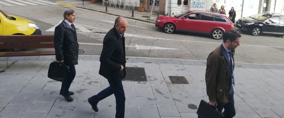 El lotero llega a los juzgados acompañado de sus abogados El lotero llega a los juzgados acompañado de sus abogados
