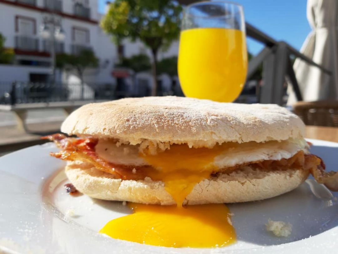 Mollete con panceta y huevo frito y zumo de naranja natural en La Bodeguita, en Algodonales Mollete con panceta y huevo frito y zumo de naranja natural en La Bodeguita, en Algodonales