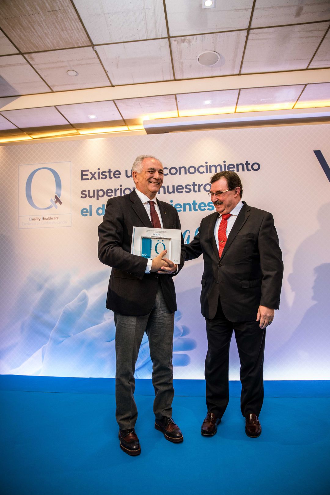 El presidente del Consejo Rector del Hospital, el doctor José Ignacio Vidal López, recogiendo el premio El presidente del Consejo Rector del Hospital, el doctor José Ignacio Vidal López, recogiendo el premio