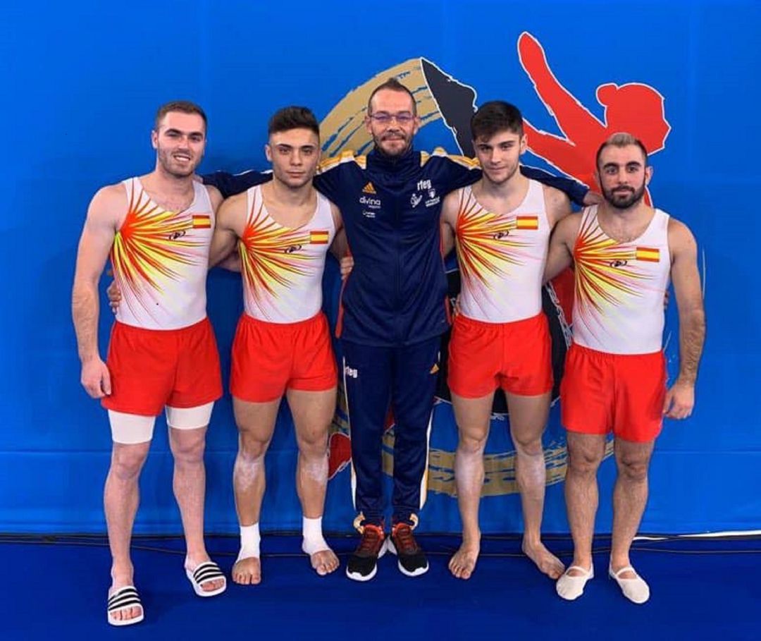 El equipo español absoluto de doble mintramp en Tokio. Alex Bernárdez, Carlos Mojón, Pablo Hinojar(seleccionador), Andrés Martínez y Daniel Pérez El equipo español absoluto de doble mintramp en Tokio. Alex Bernárdez, Carlos Mojón, Pablo Hinojar(seleccionador), Andrés Martínez y Daniel Pérez