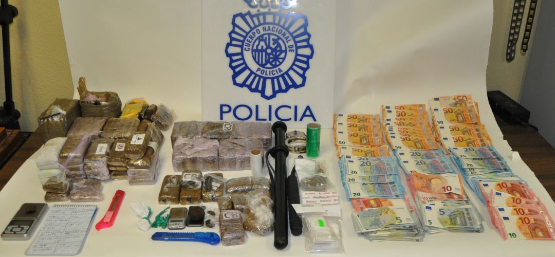 Los agentes se incautaron de diez kilos de hachís y miles de euros en efectivo Los agentes se incautaron de diez kilos de hachís y miles de euros en efectivo