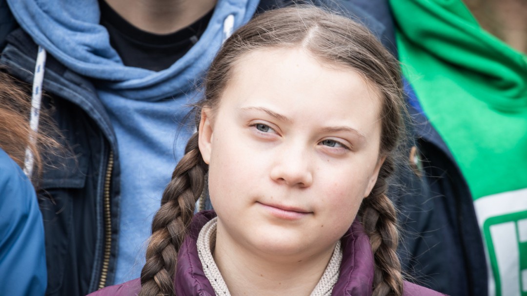 Piden a Greta Thunberg que no acepte el coche de batería de litio que le ofrece la Junta de Extremadura