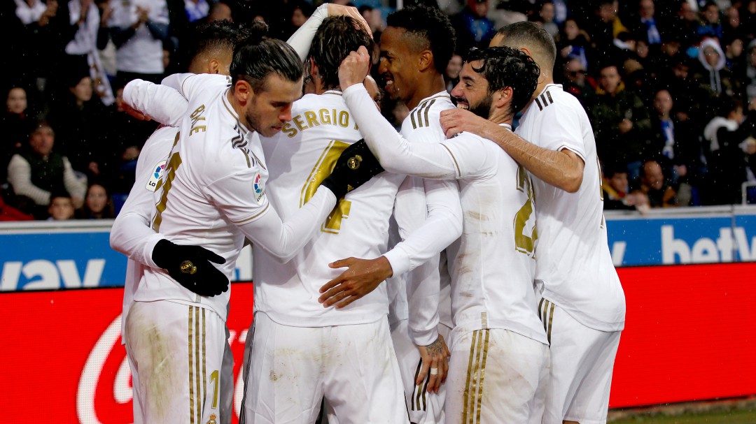 El Madrid vence a un rocoso Alavés y se hace con el liderato