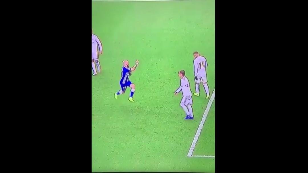 El polémico corte de mangas de Aleix Vidal por el que pudo ser expulsado