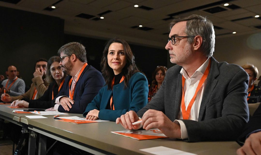 La portavoz de Ciudadanos en el Congreso, Inés Arrimadas, junto al secretario general, José Manuel Villegas (d), durante la reunión extraordinaria del Consejo General de Ciudadanos en la que se votará la composición de la gestora que pilotará el día a día de la formación naranja hasta la celebración de la Asamblea extraordinaria, a mediados de marzo, de la que saldrá una nueva dirección. La portavoz de Ciudadanos en el Congreso, Inés Arrimadas, junto al secretario general, José Manuel Villegas (d), durante la reunión extraordinaria del Consejo General de Ciudadanos en la que se votará la composición de la gestora que pilotará el día a día de la formación naranja hasta la celebración de la Asamblea extraordinaria, a mediados de marzo, de la que saldrá una nueva dirección.