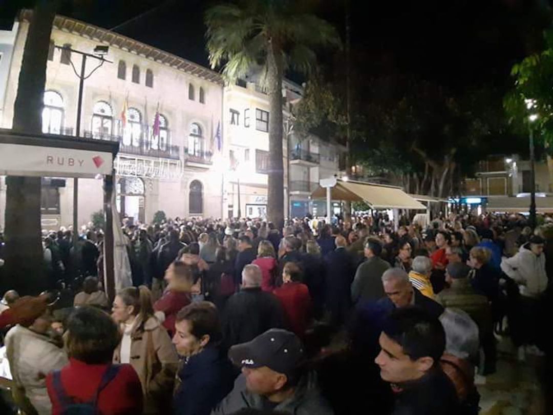 Cientos de personas se suman a la concentración de protesta por los despidos en Agrasa Cientos de personas se suman a la concentración de protesta por los despidos en Agrasa