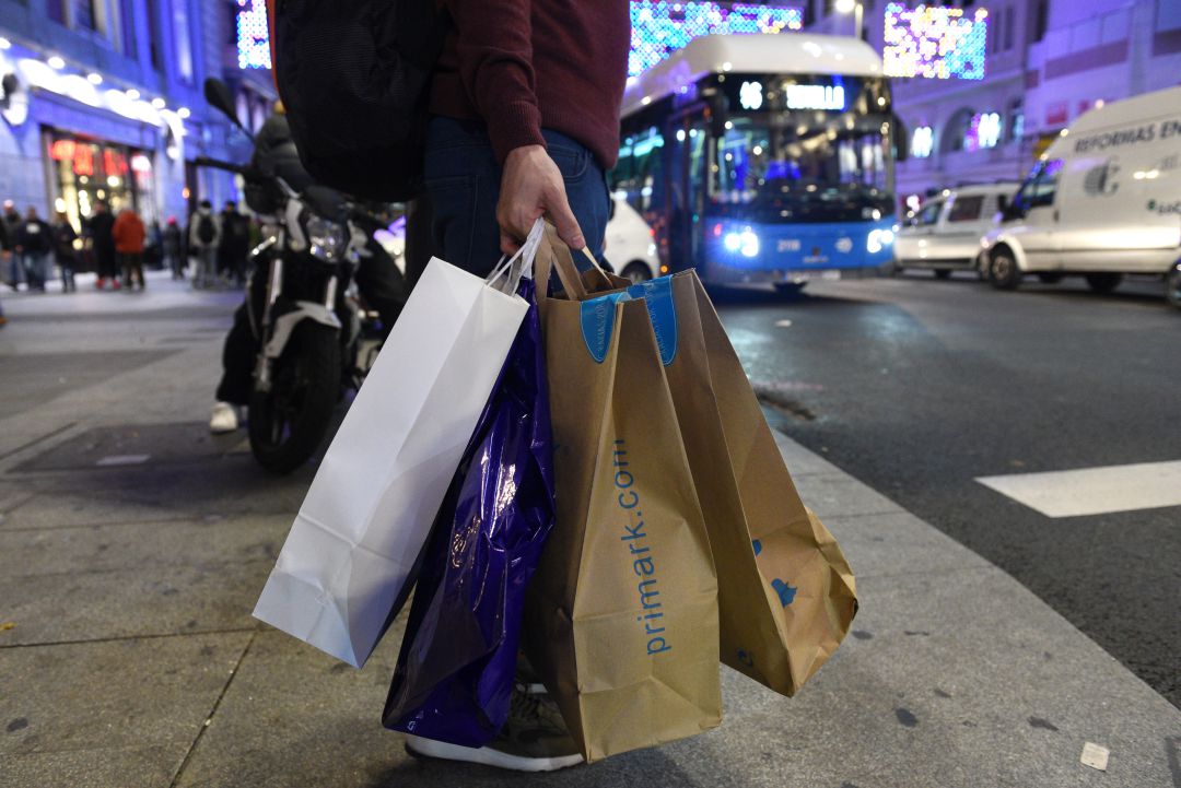 Imagen de un hombre haciendo compras en Madrid Imagen de un hombre haciendo compras en Madrid
