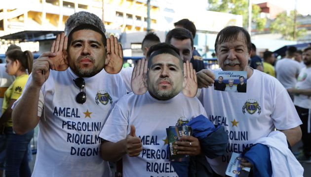 Aficionados de Boca con la careta de Riquelme en las inmediaciones de La Bombonera Aficionados de Boca con la careta de Riquelme en las inmediaciones de La Bombonera