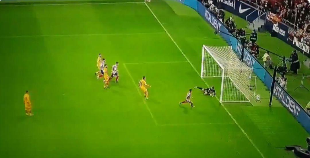 Momento de la parada de Ter Stegen ante el chute te Mario Hermoso. Momento de la parada de Ter Stegen ante el chute te Mario Hermoso.