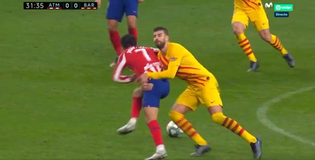 Garard Piqué agarra a Joao Félix tras el caño que le hizo el portugués. Garard Piqué agarra a Joao Félix tras el caño que le hizo el portugués.