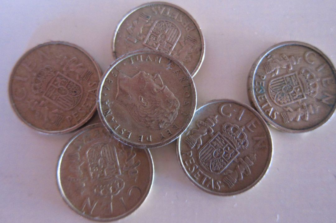 Pesetas de cien en una mesa. Pesetas de cien en una mesa.