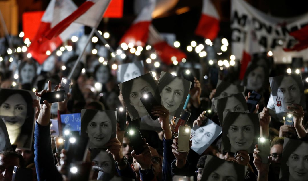 Manifestantes portan fotografías de Daphne Caruana Galizia, la periodista asesinada, en una protesta en la que demandan justicia para su caso. Manifestantes portan fotografías de Daphne Caruana Galizia, la periodista asesinada, en una protesta en la que demandan justicia para su caso.