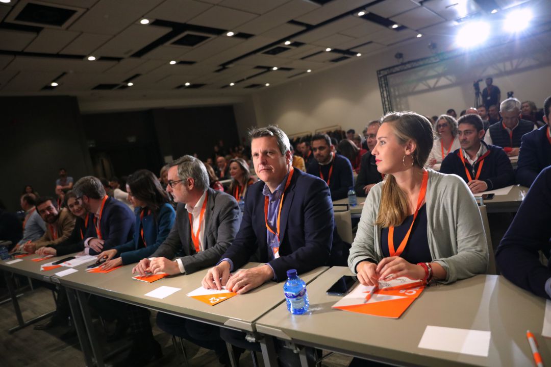 La Secretaria de Juventud de Cs, Melisa Rodríguez (1d), el vicesecretario general y Secretario de Finanzas de Cs, Carlos Cuadrado (2d), la portavoz en el Congreso, Inés Arrimadas (4d), el Secretario de Organización, Fran Hervías (5d), la Consejera de Cultura y Turismo en la Comunidad de Madrid, Marta Rivera (6d), y otros miembros de Ciudadanos durante la reunión del Consejo General del partido en Madrid La Secretaria de Juventud de Cs, Melisa Rodríguez (1d), el vicesecretario general y Secretario de Finanzas de Cs, Carlos Cuadrado (2d), la portavoz en el Congreso, Inés Arrimadas (4d), el Secretario de Organización, Fran Hervías (5d), la Consejera de Cultura y Turismo en la Comunidad de Madrid, Marta Rivera (6d), y otros miembros de Ciudadanos durante la reunión del Consejo General del partido en Madrid