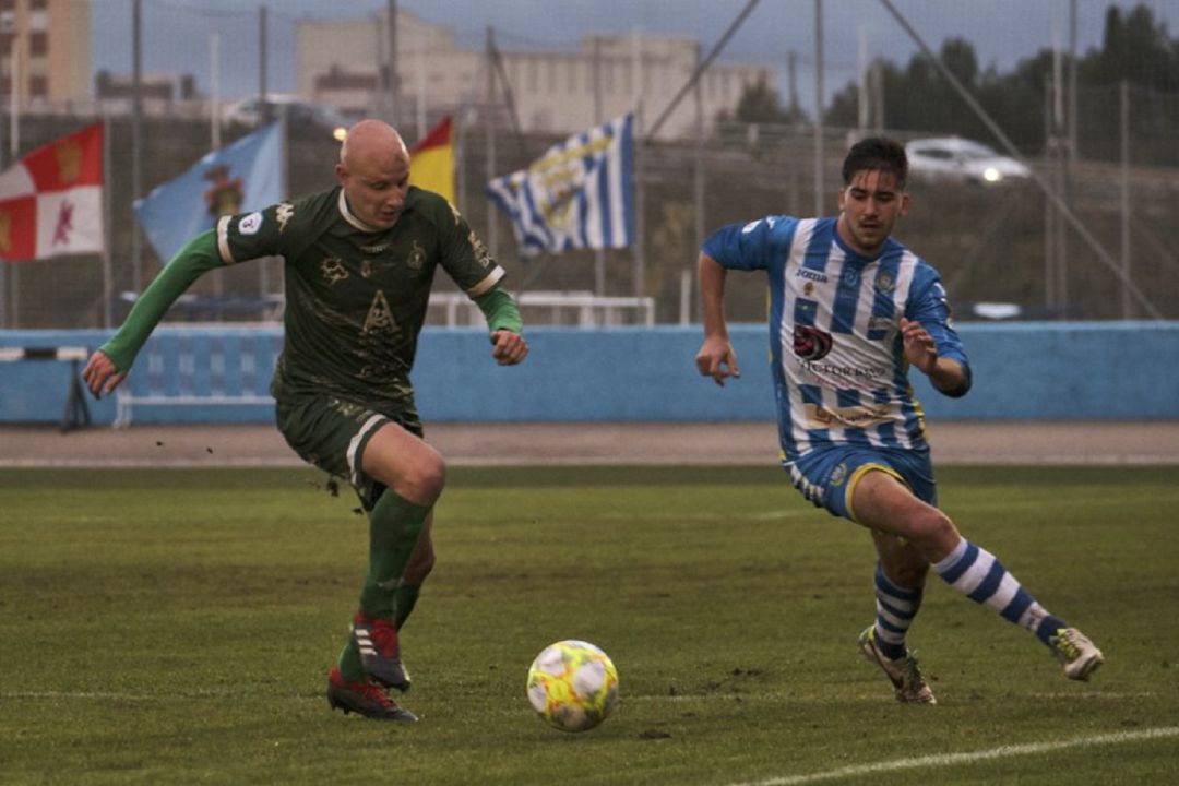 El delantero talaverano de la Arandina, Fran Adeva (d), durante un encuentro con los ribereños en El Montecillo El delantero talaverano de la Arandina, Fran Adeva (d), durante un encuentro con los ribereños en El Montecillo
