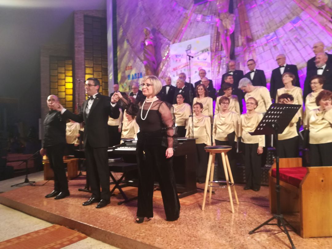 El director saluda en el centro, acompañado de José Luis Sanz y Mónica Moreal al final del concierto El director saluda en el centro, acompañado de José Luis Sanz y Mónica Moreal al final del concierto