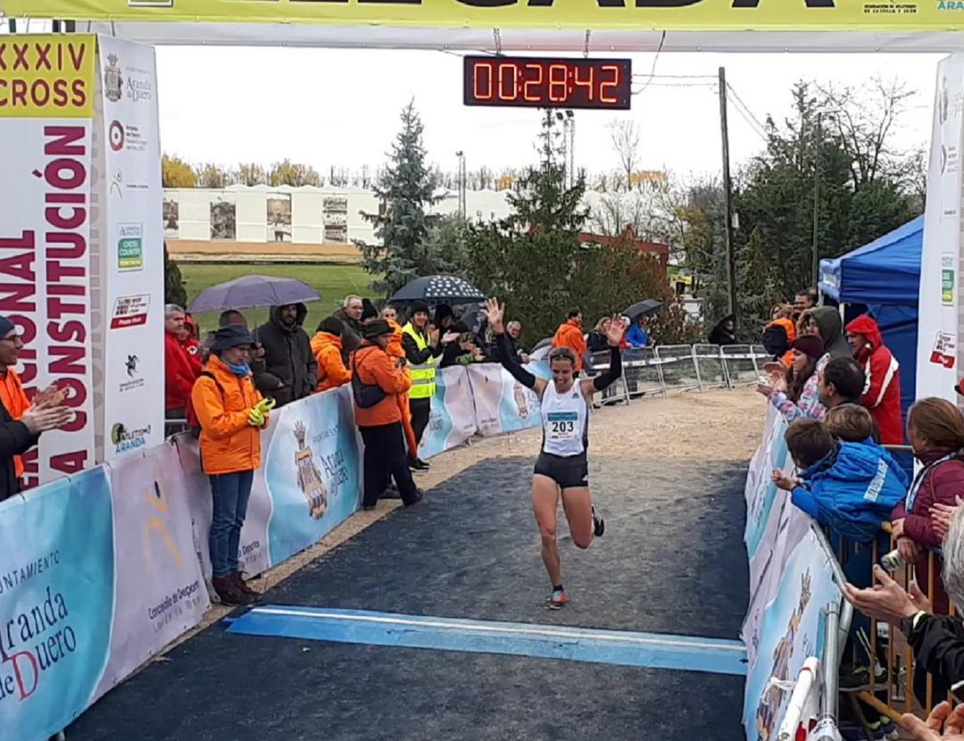 La atleta soriana del ADIDAS, Marta Pérez, entra triunfante en la línea de meta del circuto de la Virgen de las Viñas de Aranda de Duero. La atleta soriana del ADIDAS, Marta Pérez, entra triunfante en la línea de meta del circuto de la Virgen de las Viñas de Aranda de Duero.