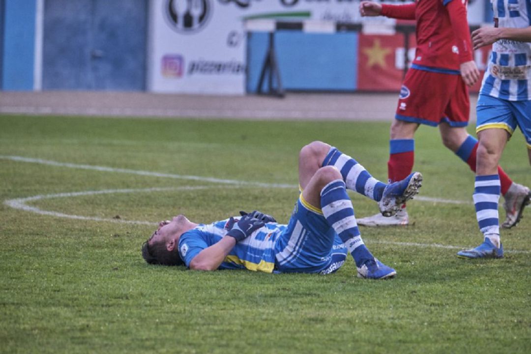 Adeva se duele sobre el verde tras una acción de choque frente a un jugador numantino Adeva se duele sobre el verde tras una acción de choque frente a un jugador numantino