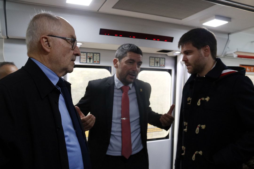 Pla mitjà del Síndic de Greuges, el president de la Cambra de Barcelona i l'alcalde Centelles dins del tren Pla mitjà del Síndic de Greuges, el president de la Cambra de Barcelona i l'alcalde Centelles dins del tren