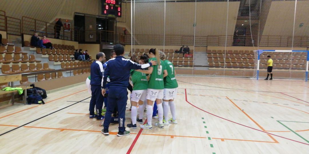 Las jugadras del Guada se conjuran antes de comenzar el partido Las jugadras del Guada se conjuran antes de comenzar el partido