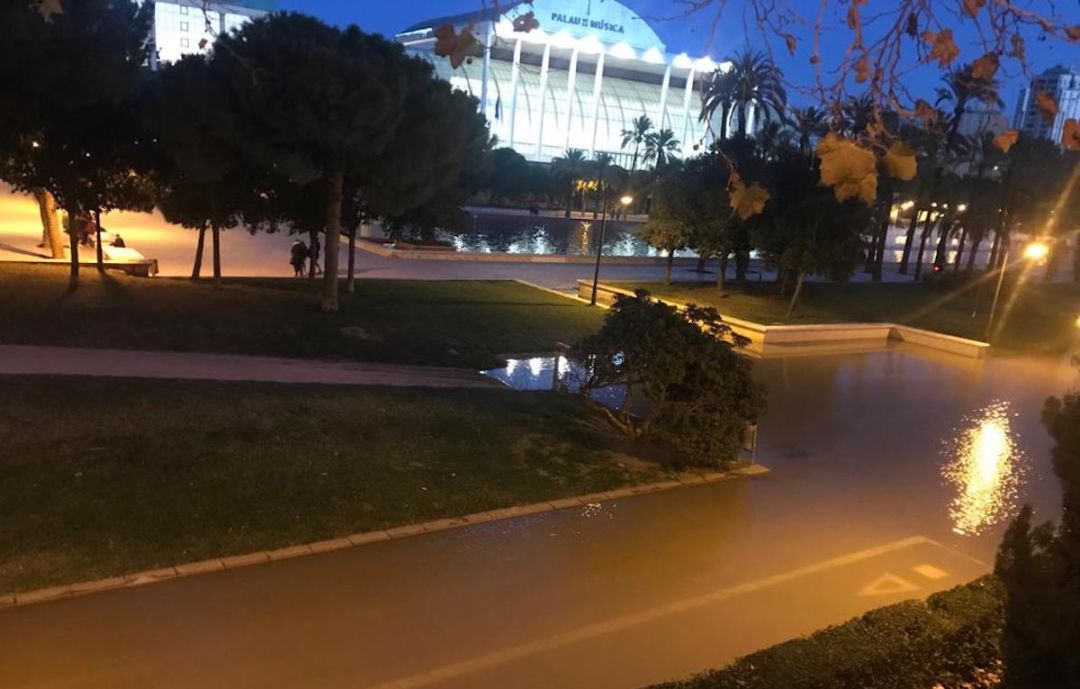 Inundaciones en el viejo cauce del Turia a la altura del Palau de la Música de València Inundaciones en el viejo cauce del Turia a la altura del Palau de la Música de València