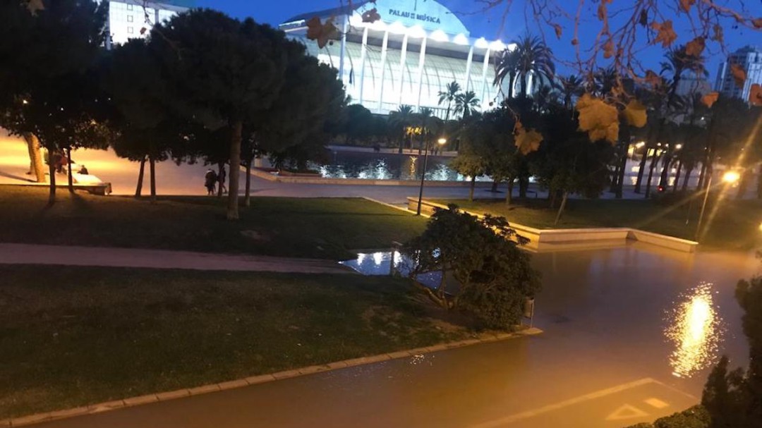 Una fuga de agua causa una inundación en el viejo cauce del Turia a la altura del Palau de la Música