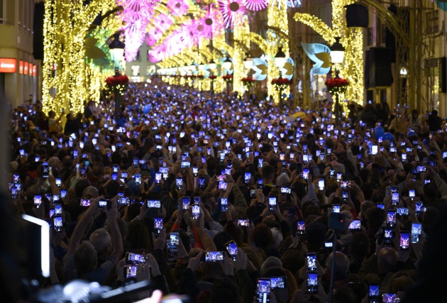 Decenas de móviles graban el encendido del alumbrado navideño de Málaga. Decenas de móviles graban el encendido del alumbrado navideño de Málaga.
