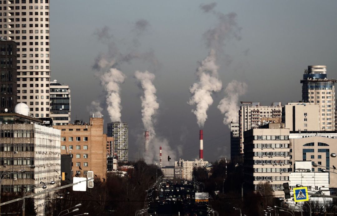 Grandes columnas de humo de las chimeneas de una central térmica en Moscú (Rusia). Grandes columnas de humo de las chimeneas de una central térmica en Moscú (Rusia).