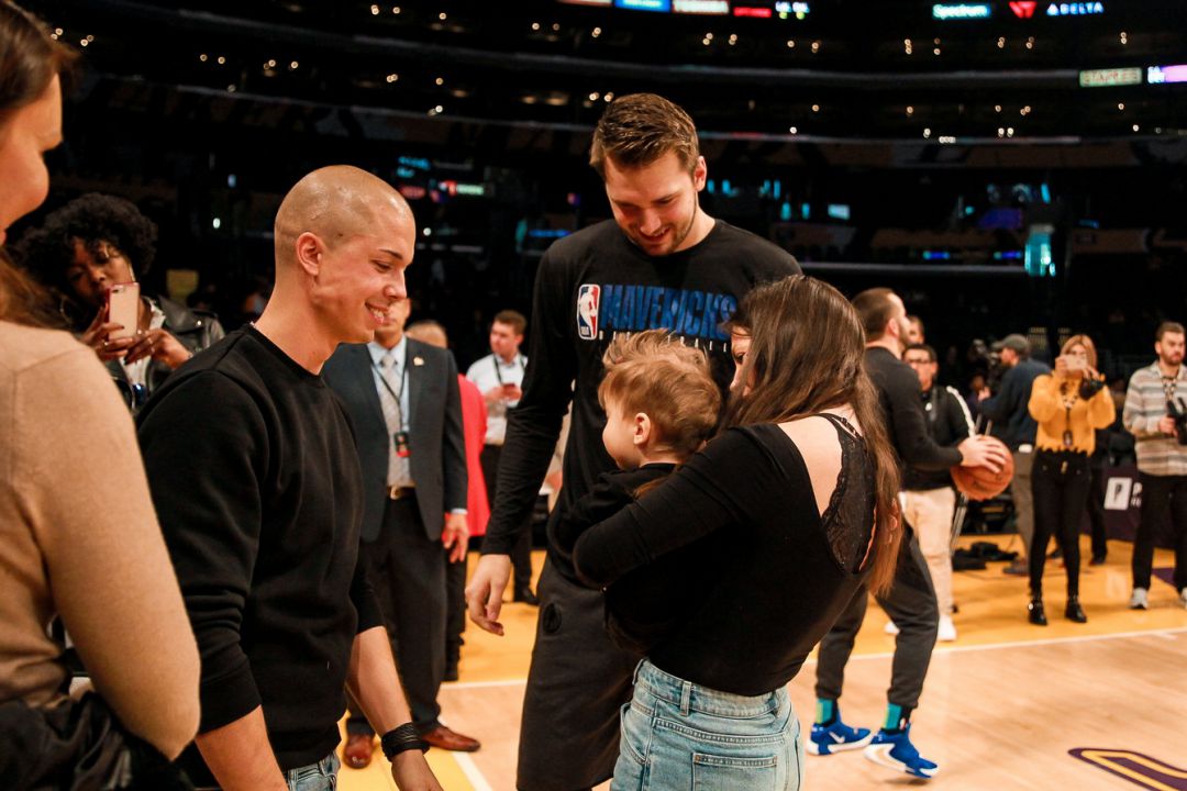 Luka Doncic, con el niño al que ha ayudado Luka Doncic, con el niño al que ha ayudado