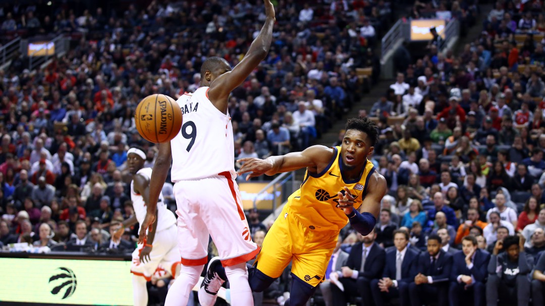 El lapsus de Ibaka tras su regreso: asiste a un compañero fuera del campo
