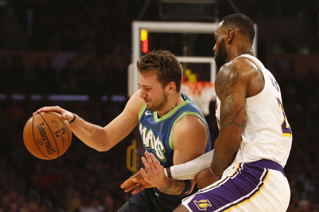 Lebron James y Luka Doncic, durante el partido. Lebron James y Luka Doncic, durante el partido.