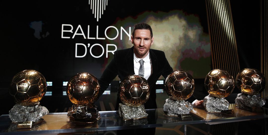 Messi posa con sus seis balones de Oro Messi posa con sus seis balones de Oro