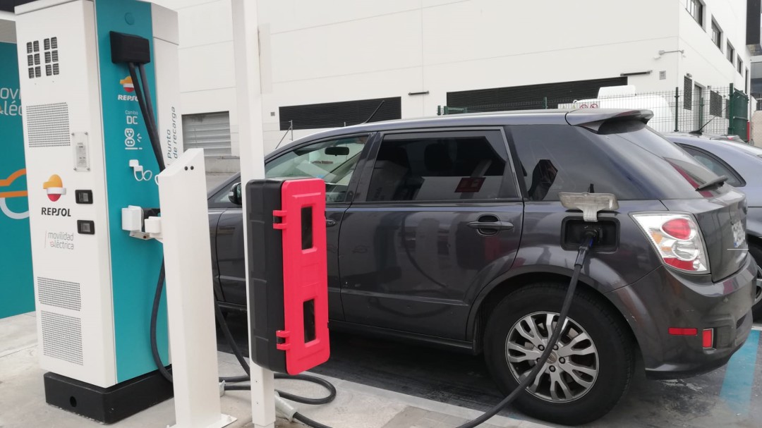 Prueba de habilidad: recargar un coche eléctrico en una estación de servicio