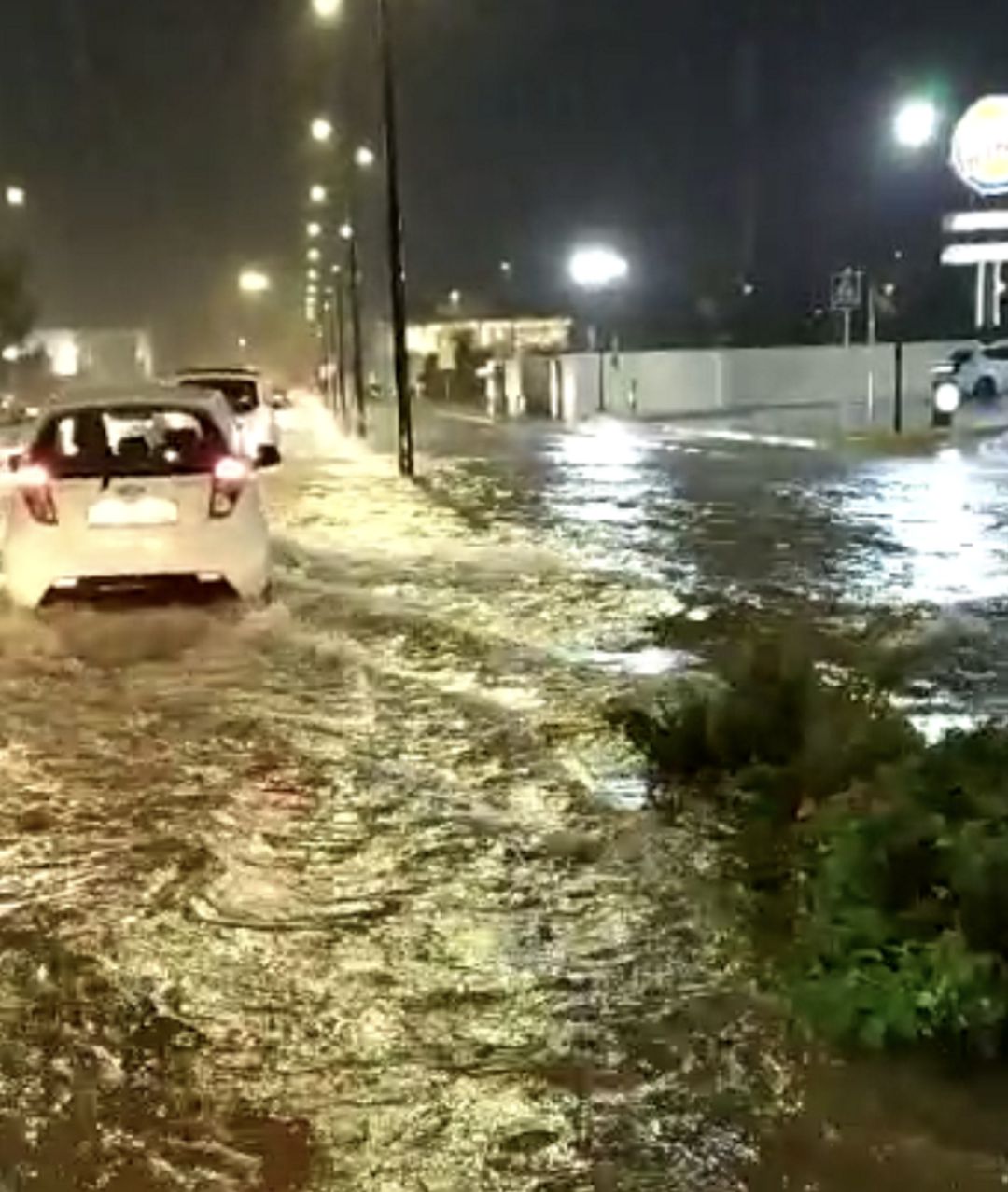 Carretera inundada en Gandia en la rotonda del hospital comarcal Carretera inundada en Gandia en la rotonda del hospital comarcal