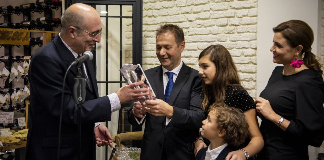El director de Radio Jaén, Manuel Palomo, entrega un reconocimiento al odontólogo Manuel Campaña bajo la mirada de sus hijos y su mujer. El director de Radio Jaén, Manuel Palomo, entrega un reconocimiento al odontólogo Manuel Campaña bajo la mirada de sus hijos y su mujer.