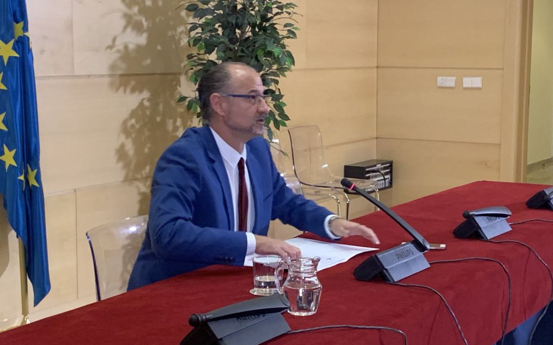 El presidente de las Cortes y del Patronato de la Fundación Villalar, Luis Fuentes, comparece tras la reunión del Patronato. El presidente de las Cortes y del Patronato de la Fundación Villalar, Luis Fuentes, comparece tras la reunión del Patronato.
