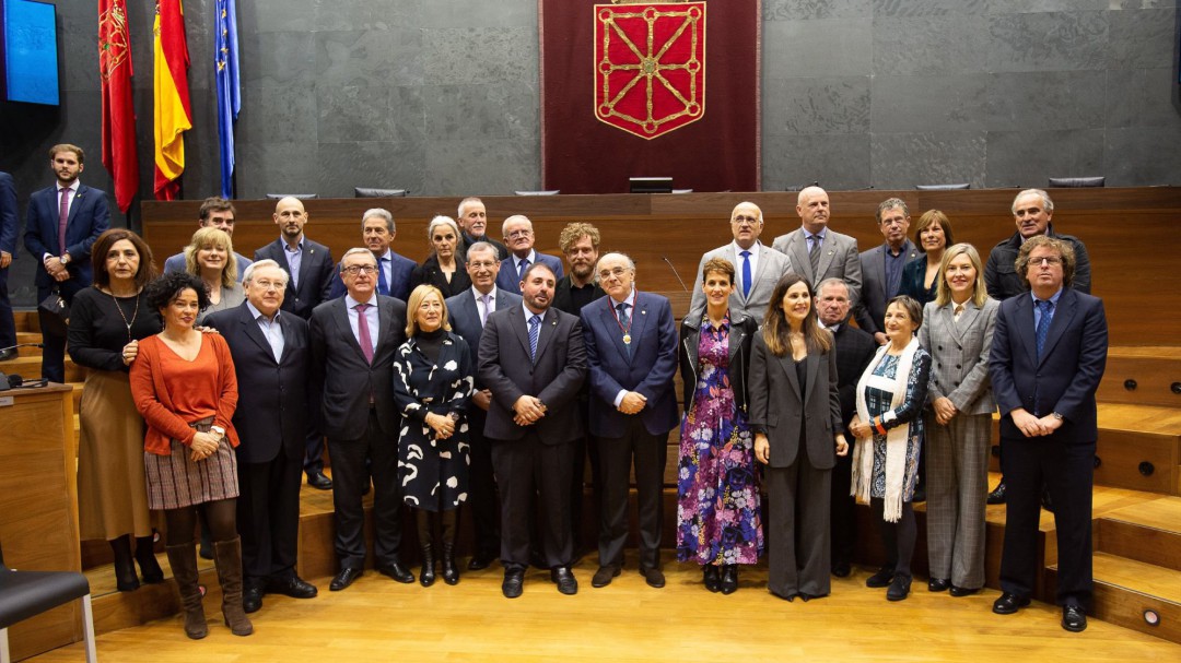 Euskaltzaindia recibe la Medalla del Parlamento de Navarra
