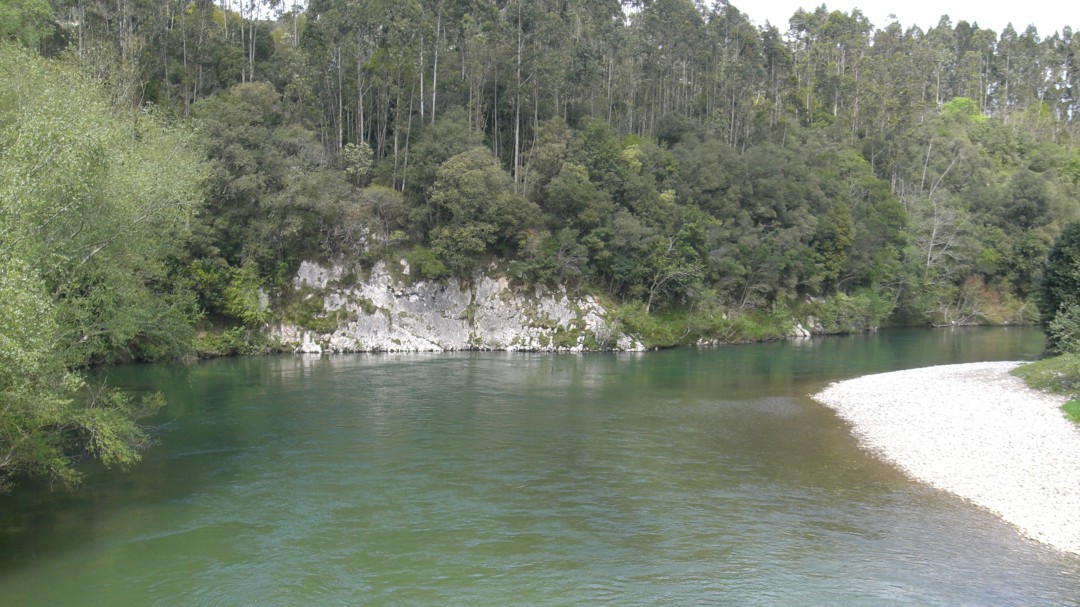 Aparece el cadáver de un anciano en el río Deva, en Potes