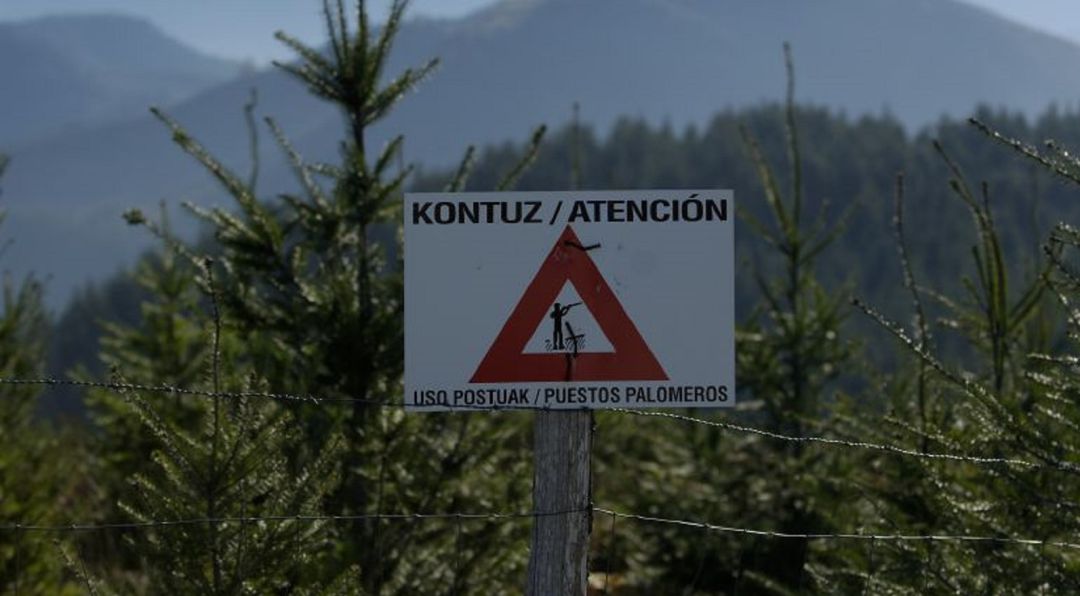 Un cartel alerta de un puesto de caza en Álava Un cartel alerta de un puesto de caza en Álava
