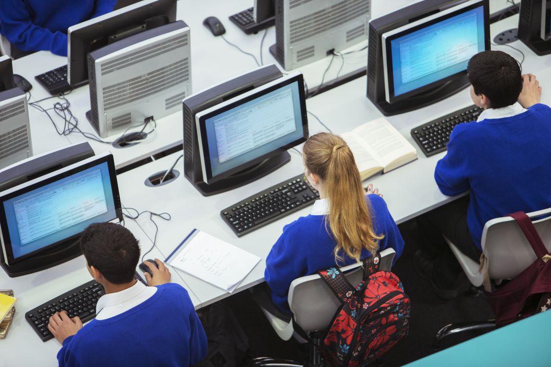 España empeora sus resultados educativos y vuelve a caer por debajo de la media de la OCDE España empeora sus resultados educativos y vuelve a caer por debajo de la media de la OCDE
