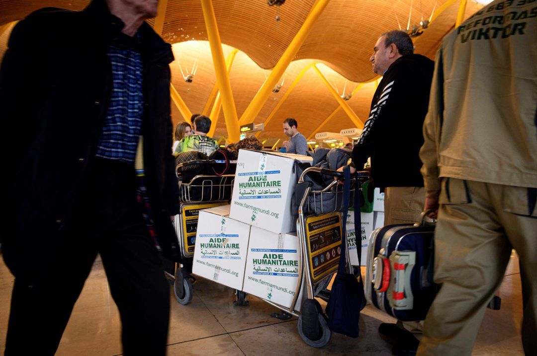Voluntarios que llevan ayuda humanitaria a los campamentos de refugiados saharauis ubicados en la región argelina de Tinduf facturan este viernes en el Aeropuerto de Barajas, a pesar de las recomendaciones realizadas por el Ministerio de Exteriores para que no se visite la zona por riesgo de atentado yihadista. Voluntarios que llevan ayuda humanitaria a los campamentos de refugiados saharauis ubicados en la región argelina de Tinduf facturan este viernes en el Aeropuerto de Barajas, a pesar de las recomendaciones realizadas por el Ministerio de Exteriores para que no se visite la zona por riesgo de atentado yihadista.