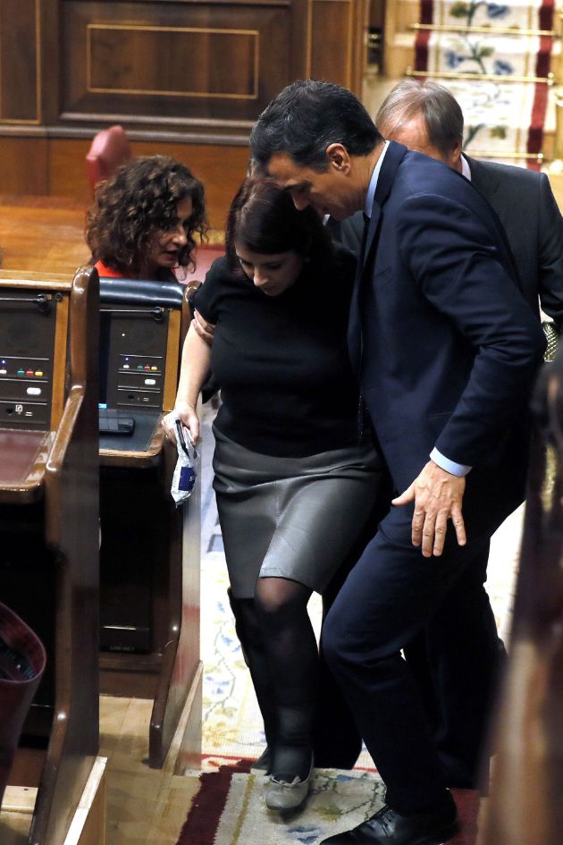 Pedro Sánchez ayuda a Lastra. Pedro Sánchez ayuda a Lastra.