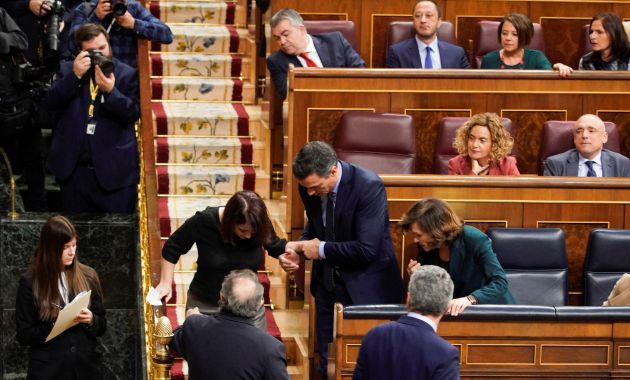 Sánchez echa una mano a Lastra tras el tropezón. Sánchez echa una mano a Lastra tras el tropezón.